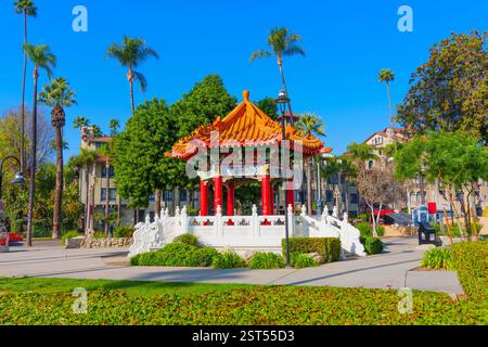 Riverside, Kalifornien - 30. Dezember 2024: Lebendiger Blick auf den Chinesischen Pavillon in Riverside, Kalifornien, vor Palmen und farbenfrohen Kaps Stockfoto