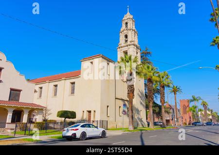Riverside, Kalifornien - 30. Dezember 2024: Detaillierte Ansicht der First Congregational Church in Riverside, Kalifornien, mit ihrem berühmten Turm entlang Stockfoto