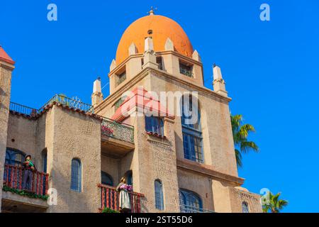 Riverside, Kalifornien - 30. Dezember 2024: Detaillierte Ansicht der orangefarbenen Kuppel im Mission Inn Hotel in Riverside, Kalifornien, mit einzigartigem Bogen Stockfoto