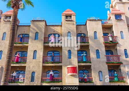 Riverside, Kalifornien - 30. Dezember 2024: Blick auf die dekorative Fassade des Mission Inn Hotels in Riverside, Kalifornien, mit einer lebendigen Figur Stockfoto