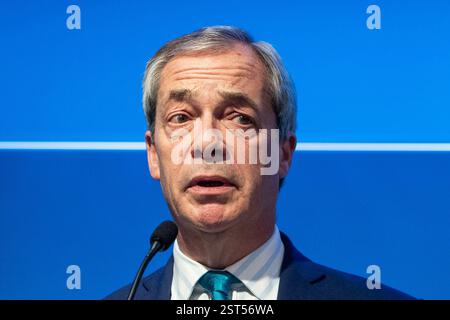 London, Großbritannien. 12. Februar 2025. Nigel Farage, der Vorsitzende der Reform UK, spricht auf einer Pressekonferenz in 22 Bishopsgate, City of London, vor den Medien und erläutert die Haltung der Partei zu Wirtschaft und erneuerbaren Energien. Stockfoto