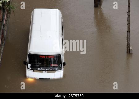 Zeigt Touristenbus, der in überflutetem Wasser steht, Monsun, Weltrekordregen in Kalyan, Bombay, jetzt Mumbai, Maharashtra, Indien, Asien Stockfoto