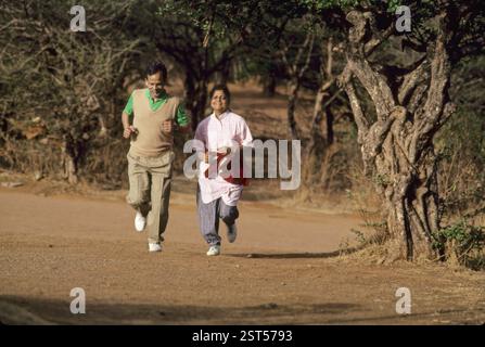 Altes Paar, Mann und Frau beim Joggen MR Stockfoto