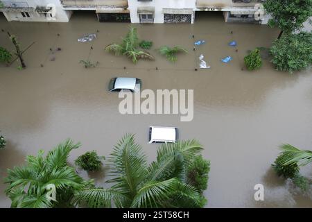 Mit überflutetem Wasser um die Gebäude herum, Monsun, Weltrekordregen in Kalyan, Bombay, jetzt Mumbai, Maharashtra, Indien, Asien Stockfoto