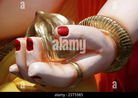 Eine Hand des Götzenbildes von Lord Ganesh, der Elefant, der Gott anführte, mit einer Süßigkeit in der Palme namens Laddoo, Ganesh Ganpati Festival, Pune, Maharashtra, Indi Stockfoto