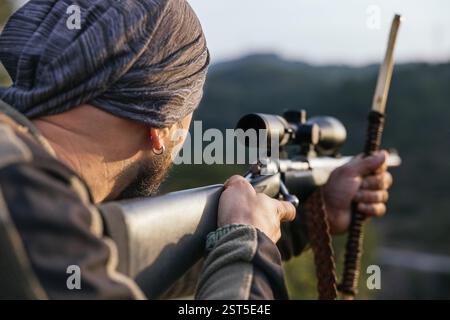 Hunter zielt mit Gewehr in der Natur ab Stockfoto