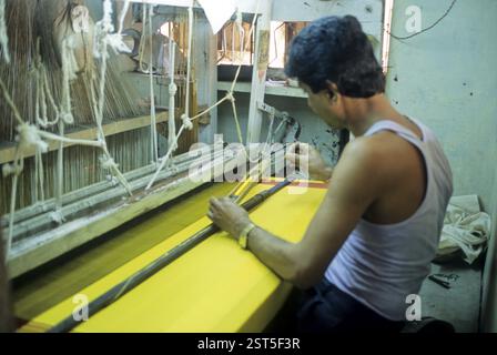 Handwerker, der Seidenfäden zum Weben von Paithani Saree, Paithan, maharashtra, indien verwendet Stockfoto