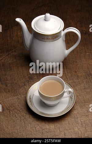 Getränke, regelmäßiger Milchtee heiß und erfrischend mit Teekanne auf Holztisch Stockfoto