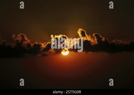 Sonnenuntergang hinter Wolken mit Silber glänzenden Stockfoto