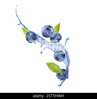 Heidelbeeren, grüne Blätter und Spritzwasser in der Luft auf weißem Hintergrund Stockfoto