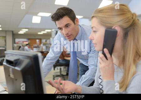 Männliche und weibliche Büroangestellte schreiben Stockfoto