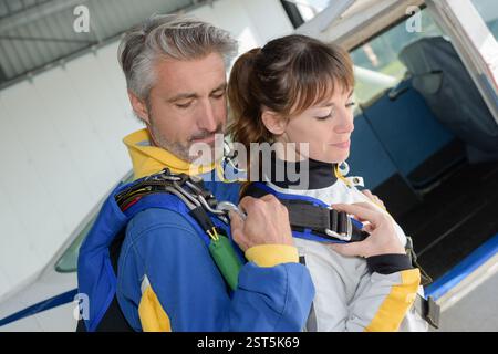 Konzept von Fallschirmspringen Tandem Pretty Woman Stockfoto