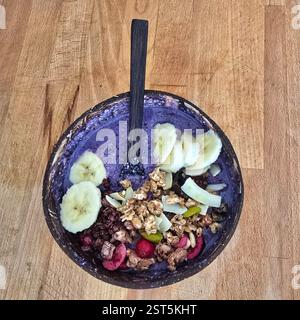 Eine farbenfrohe Smoothie Bowl mit frischem Obst und knusprigem Müsli zum Frühstück Stockfoto