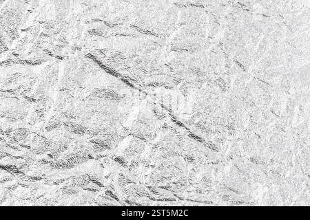 Glänzende Textur aus Silberfolie, abstraktes graues Geschenkpapier für Hintergrund- und Designkunstwerke. Stockfoto