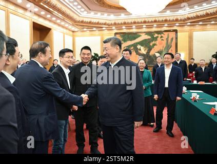 Peking, China. Februar 2025. XI Jinping, Generalsekretär des Zentralkomitees der Kommunistischen Partei Chinas, auch chinesischer Präsident und Vorsitzender der Zentralen Militärkommission, spricht am 17. Februar 2025 mit Vertretern privater Unternehmer in Peking, der Hauptstadt Chinas. XI nahm am Montag an einem Symposium über Privatunternehmen Teil, wo er eine wichtige Rede hielt, nachdem er Vertreter von Privatunternehmern angehört hatte. Quelle: Li Xueren/Xinhua/Alamy Live News Stockfoto