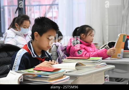 Peking, China. Februar 2025. Schüler lesen Bücher in einem Klassenzimmer einer Grundschule im Bezirk Haidian in Peking, Hauptstadt Chinas, 17. Februar 2025. Das neue Semester für Grund- und Sekundarschulen begann am Montag in vielen Teilen Chinas. Quelle: Ren Chao/Xinhua/Alamy Live News Stockfoto