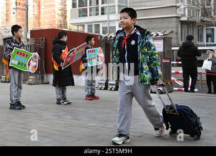 Peking, China. Februar 2025. Ein Schüler besucht am 17. Februar 2025 eine Grundschule in Peking, der Hauptstadt Chinas. Das neue Semester für Grund- und Sekundarschulen begann am Montag in vielen Teilen Chinas. Quelle: Ren Chao/Xinhua/Alamy Live News Stockfoto