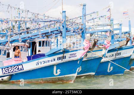 Eine Reihe thailändischer Fischerboote mit großen Lampen für Nachtfischen, Krabi, Thailand. Stockfoto