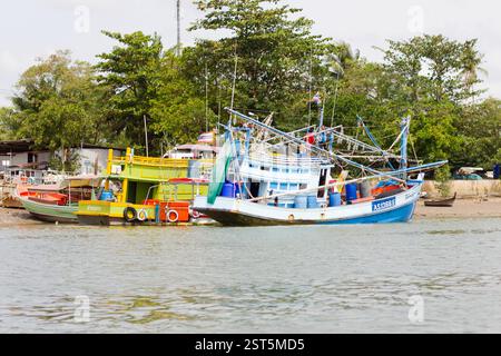 Farbenfrohe Fischerboote legten entlang des Flusses in Krabi, Thailand, an. Stockfoto