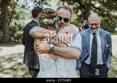 Hochzeit - emotionale Geschwisterumarmung Stockfoto