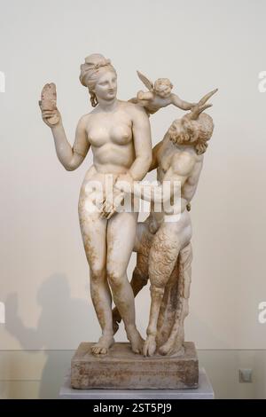 Athen. Griechenland. Gruppe der Aphrodite, Pan und Eros, ca. 100 v. Chr. Nationales Archäologisches Museum von Athen. Pariser Marmor. Gefunden im Haus des POS Stockfoto