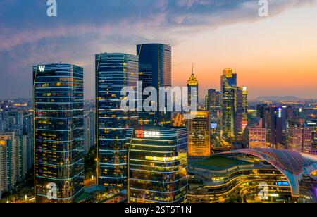 Städtische Nachtszene im Suzhou Industrial Park CBD in der Provinz Jiangsu, China Stockfoto