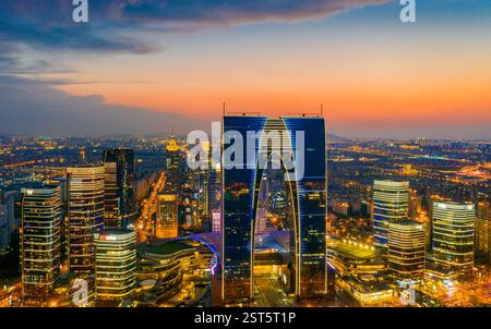 Städtische Nachtszene im Suzhou Industrial Park CBD in der Provinz Jiangsu, China Stockfoto