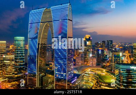 Städtische Nachtszene im Suzhou Industrial Park CBD in der Provinz Jiangsu, China Stockfoto