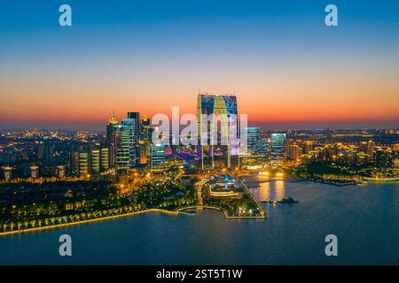 Städtische Nachtszene im Suzhou Industrial Park CBD in der Provinz Jiangsu, China Stockfoto