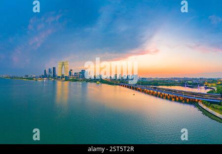 Städtische Nachtszene im Suzhou Industrial Park CBD in der Provinz Jiangsu, China Stockfoto