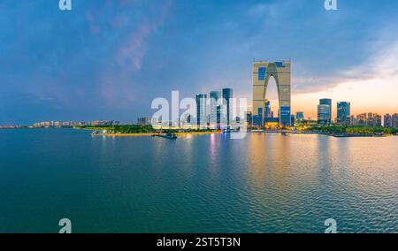 Städtische Nachtszene im Suzhou Industrial Park CBD in der Provinz Jiangsu, China Stockfoto