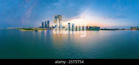 Städtische Nachtszene im Suzhou Industrial Park CBD in der Provinz Jiangsu, China Stockfoto