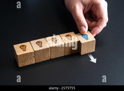Die Hand schlägt eine vielversprechende Idee vor. Kreativität, Brainstorming. Unternehmensgründung, bahnbrechendes Denken. Neue Chancen, Führung. Tolle Idee, Stockfoto