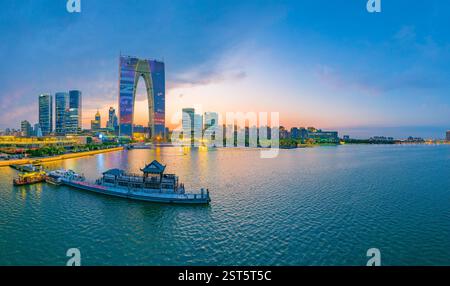 Städtische Nachtszene im Suzhou Industrial Park CBD in der Provinz Jiangsu, China Stockfoto