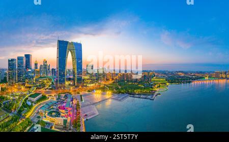 Städtische Nachtszene im Suzhou Industrial Park CBD in der Provinz Jiangsu, China Stockfoto