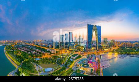 Städtische Nachtszene im Suzhou Industrial Park CBD in der Provinz Jiangsu, China Stockfoto