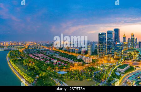 Städtische Nachtszene im Suzhou Industrial Park CBD in der Provinz Jiangsu, China Stockfoto