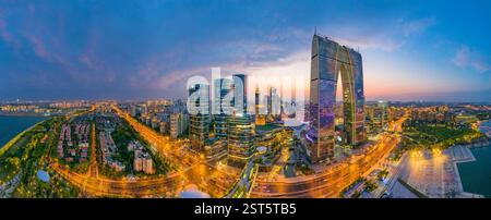 Städtische Nachtszene im Suzhou Industrial Park CBD in der Provinz Jiangsu, China Stockfoto