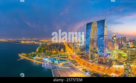 Städtische Nachtszene im Suzhou Industrial Park CBD in der Provinz Jiangsu, China Stockfoto