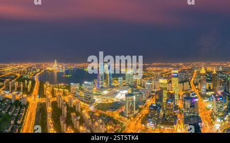 Städtische Nachtszene im Suzhou Industrial Park CBD in der Provinz Jiangsu, China Stockfoto