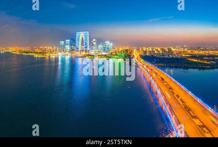 Städtische Nachtszene im Suzhou Industrial Park CBD in der Provinz Jiangsu, China Stockfoto