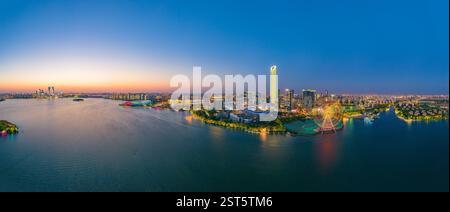 Städtische Nachtszene im Suzhou Industrial Park CBD in der Provinz Jiangsu, China Stockfoto