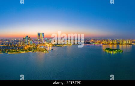 Städtische Nachtszene im Suzhou Industrial Park CBD in der Provinz Jiangsu, China Stockfoto