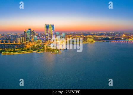 Städtische Nachtszene im Suzhou Industrial Park CBD in der Provinz Jiangsu, China Stockfoto