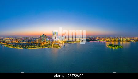 Städtische Nachtszene im Suzhou Industrial Park CBD in der Provinz Jiangsu, China Stockfoto