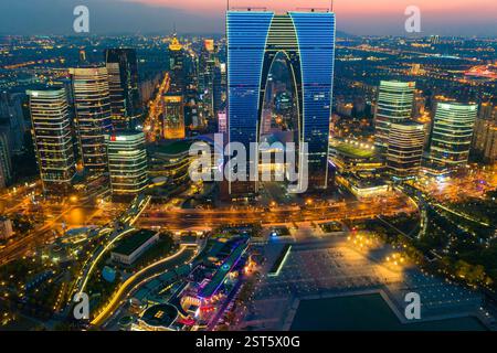 Städtische Nachtszene im Suzhou Industrial Park CBD in der Provinz Jiangsu, China Stockfoto