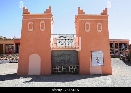 Tichka Pass, Col du Tichka, 2260 m, traditionelles Eingangstor mit Col du Tichka Schild und Höhe 2260, am Tichka Pass, Col du Tichka, 2260 m, Moro Stockfoto
