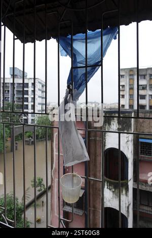 Zeigen Regenernte (sammeln von Regenwasser) überflutetes Wasser um die Gebäude herum, Monsun, Weltrekordregen in Kalyan, Bombay, jetzt Mumbai, Maharasht Stockfoto