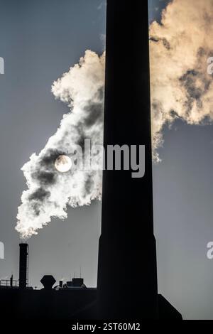 Das Igony-Heizwerk Essen-Rüttenscheid, ein mit Erdgas betriebenes Fernwärme Heizwerk, das u.a. das Uni-Klinikum Essen und das Alfried-Krupp-Krankenhaus, in der Nähe und viele Wohnhäuser ganzjährig mit Fernwärme versorgt, kalter Wintermorgen, Rauchfahnen, NRW, Deutschland, Fernwärme Heizwerk *** das Igony Heizwerk in Essen Rüttenscheid, ein mit Erdgas betriebenes Fernwärmewerk, das das Universitätsklinikum Essen und das Alfried Krupp Krankenhaus in der Nähe und viele Wohngebäude mit Fernwärme das ganze Jahr über versorgt, kalten Wintermorgen, Rauchfahnen, NRW, Deutschland, dist Stockfoto