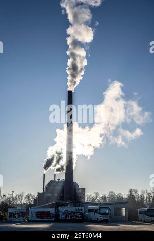 Das Igony-Heizwerk Essen-Rüttenscheid, ein mit Erdgas betriebenes Fernwärme Heizwerk, das u.a. das Uni-Klinikum Essen und das Alfried-Krupp-Krankenhaus, in der Nähe und viele Wohnhäuser ganzjährig mit Fernwärme versorgt, kalter Wintermorgen, Rauchfahnen, NRW, Deutschland, Fernwärme Heizwerk *** das Igony Heizwerk in Essen Rüttenscheid, ein mit Erdgas betriebenes Fernwärmewerk, das das Universitätsklinikum Essen und das Alfried Krupp Krankenhaus in der Nähe und viele Wohngebäude mit Fernwärme das ganze Jahr über versorgt, kalten Wintermorgen, Rauchfahnen, NRW, Deutschland, dist Stockfoto